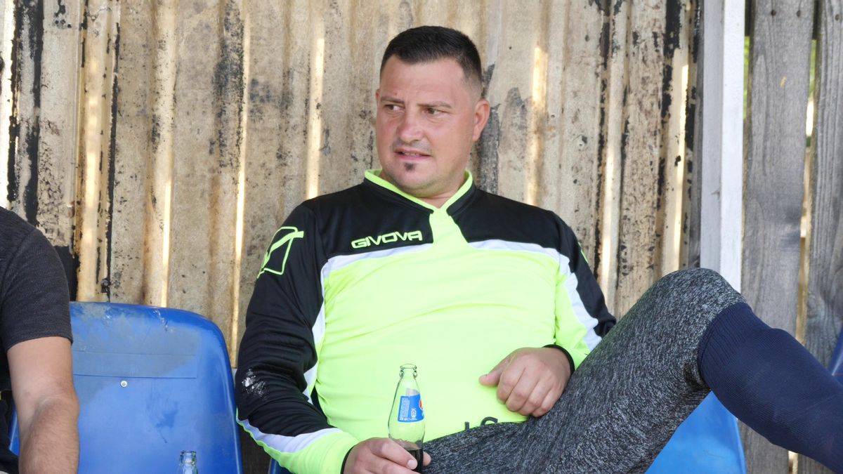 PSD plus PNL sperie găinile » Primarii de la sate își fac câte două, trei echipe pentru distracția lor și a votanților încântați că sparg semințe la teren