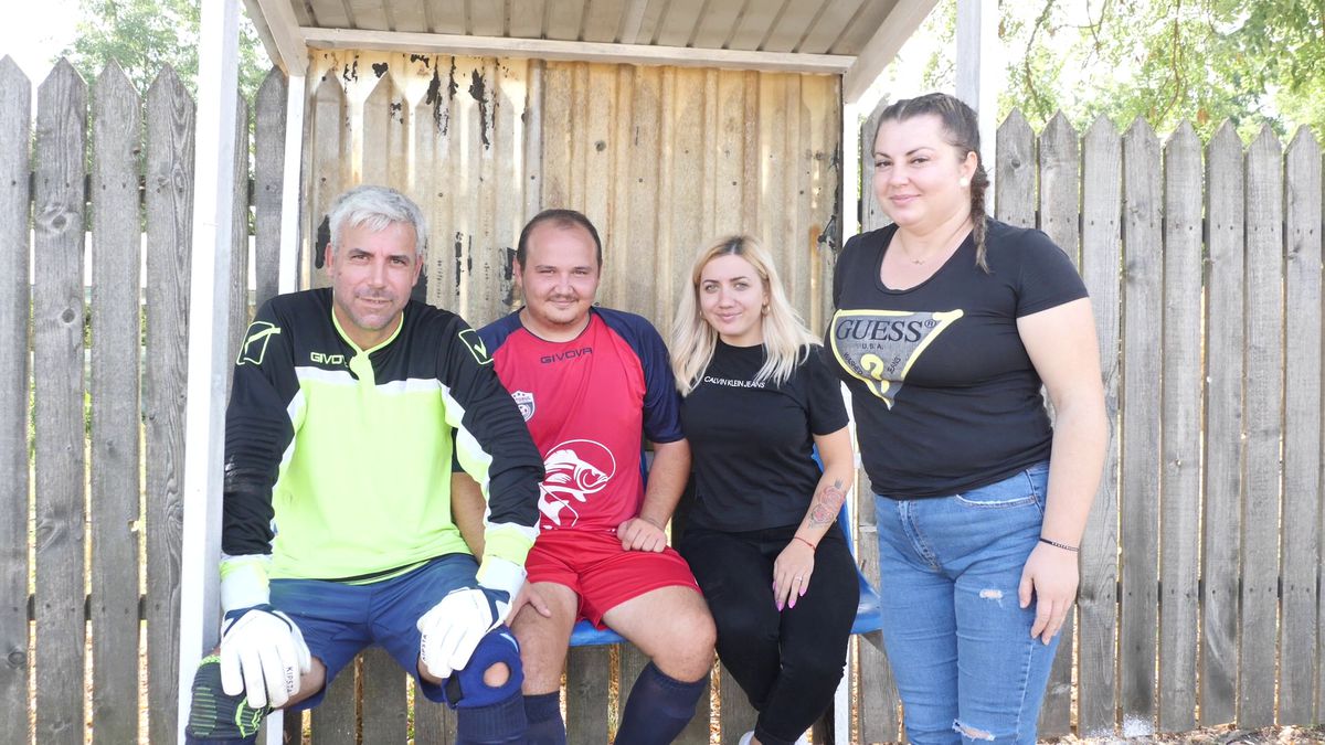 PSD plus PNL sperie găinile » Primarii de la sate își fac câte două, trei echipe pentru distracția lor și a votanților încântați că sparg semințe la teren