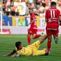 Intrarea lui Țicu soldată cu accidentarea gravă a lui Dragoș Iancu. Foto: Răzvan Păsărică / sportpictures.eu