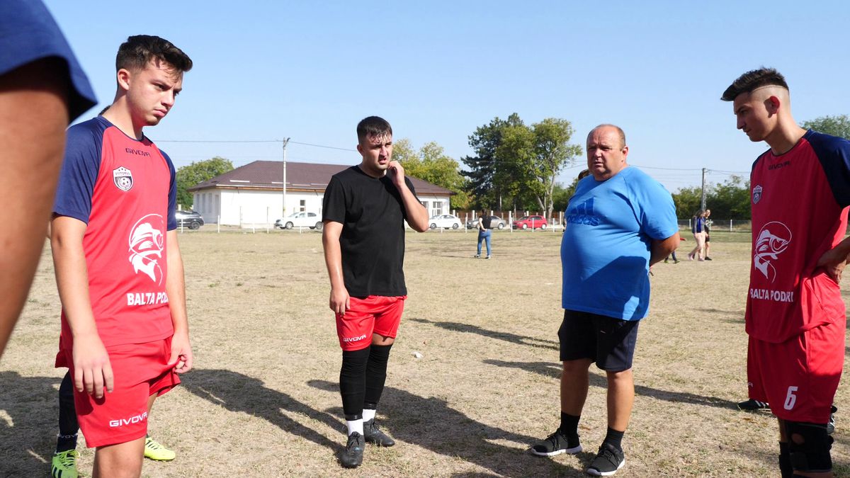 PSD plus PNL sperie găinile » Primarii de la sate își fac câte două, trei echipe pentru distracția lor și a votanților încântați că sparg semințe la teren