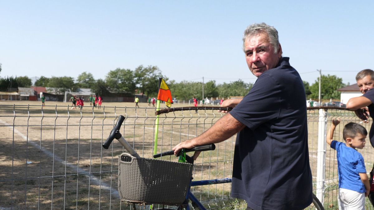 PSD plus PNL sperie găinile » Primarii de la sate își fac câte două, trei echipe pentru distracția lor și a votanților încântați că sparg semințe la teren