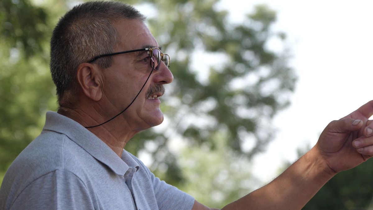 PSD plus PNL sperie găinile » Primarii de la sate își fac câte două, trei echipe pentru distracția lor și a votanților încântați că sparg semințe la teren