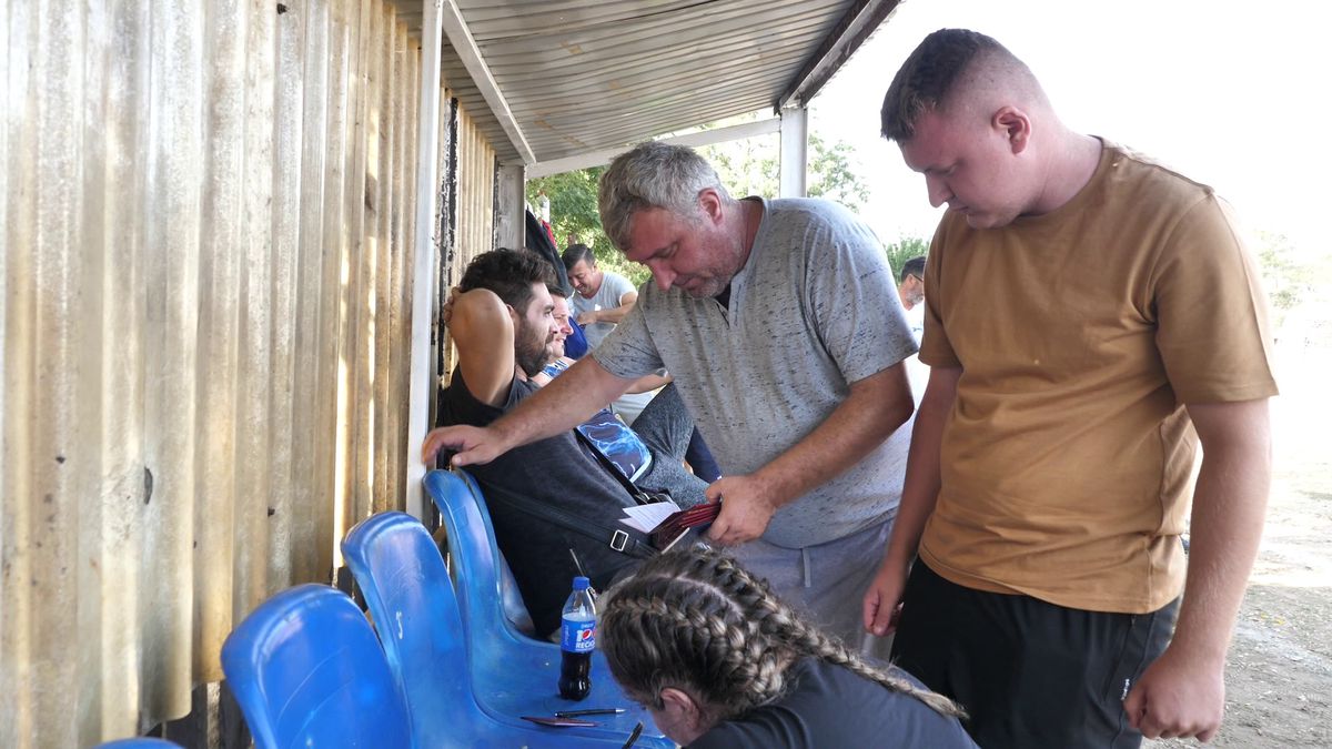 PSD plus PNL sperie găinile » Primarii de la sate își fac câte două, trei echipe pentru distracția lor și a votanților încântați că sparg semințe la teren