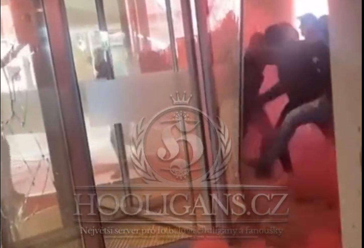 Derby-ul Ajax - Feyenoord, oprit de ultrași în minutul 55! » Incidentele au escaladat: haos la porțile stadionului