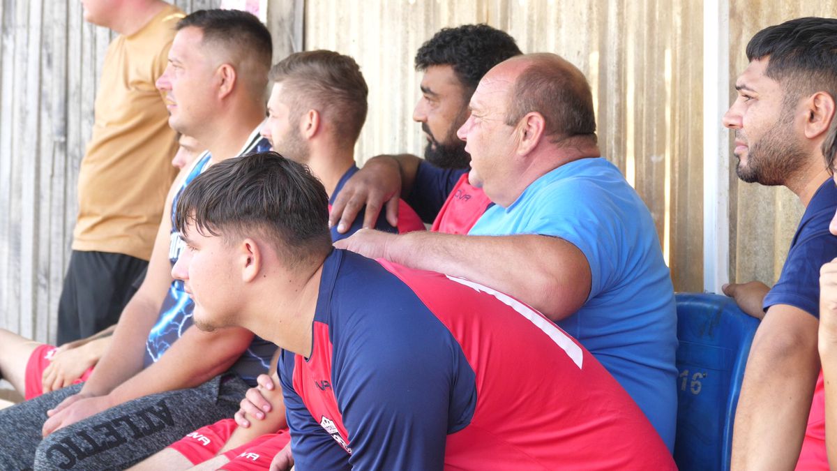 PSD plus PNL sperie găinile » Primarii de la sate își fac câte două, trei echipe pentru distracția lor și a votanților încântați că sparg semințe la teren