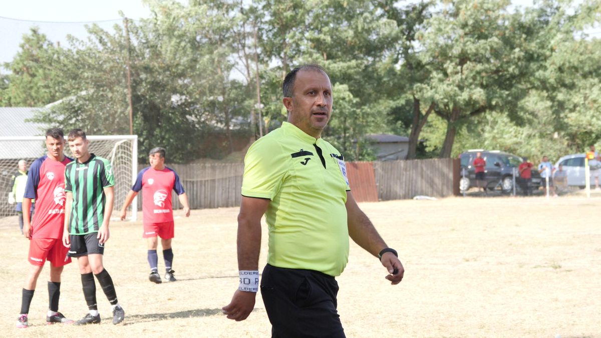 PSD plus PNL sperie găinile » Primarii de la sate își fac câte două, trei echipe pentru distracția lor și a votanților încântați că sparg semințe la teren