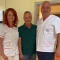 Mircea Rednic (centru), medicul Cristian Dină (dreapta)