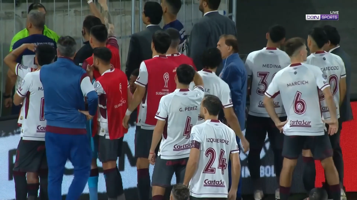 Bătaie între fanii lui Lanus și poliție