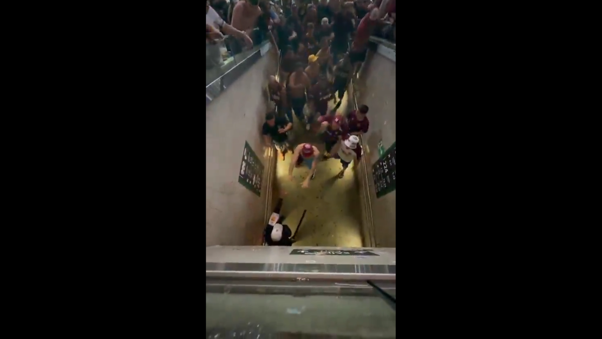 Scene înfiorătoare: bătaie generală în stadion! Suporteri căzuți, sufocați de gazele lacrimogene