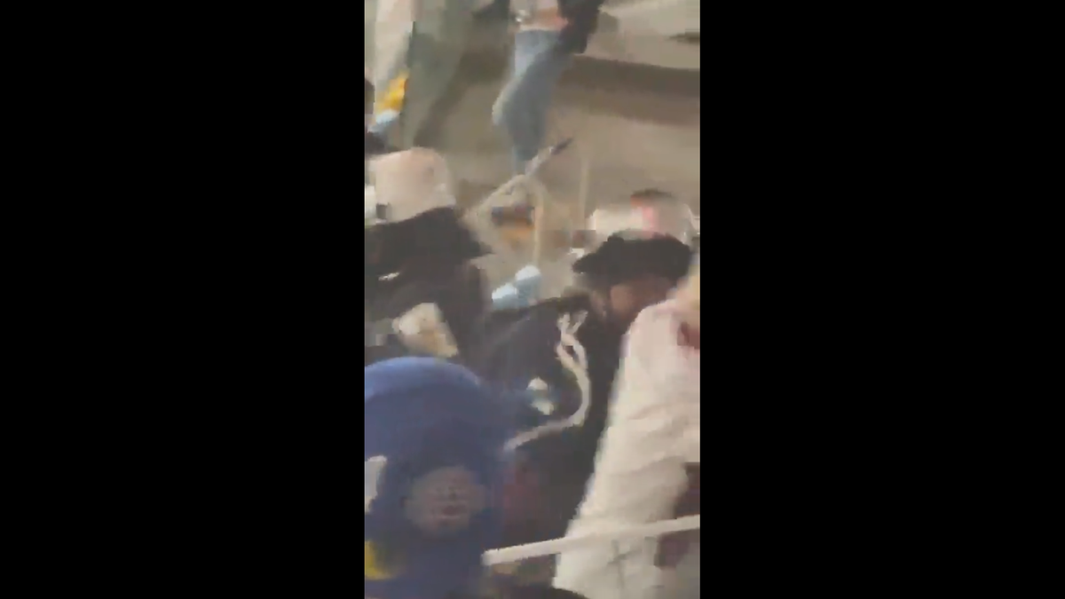 Scene înfiorătoare: bătaie generală în stadion! Suporteri căzuți, sufocați de gazele lacrimogene