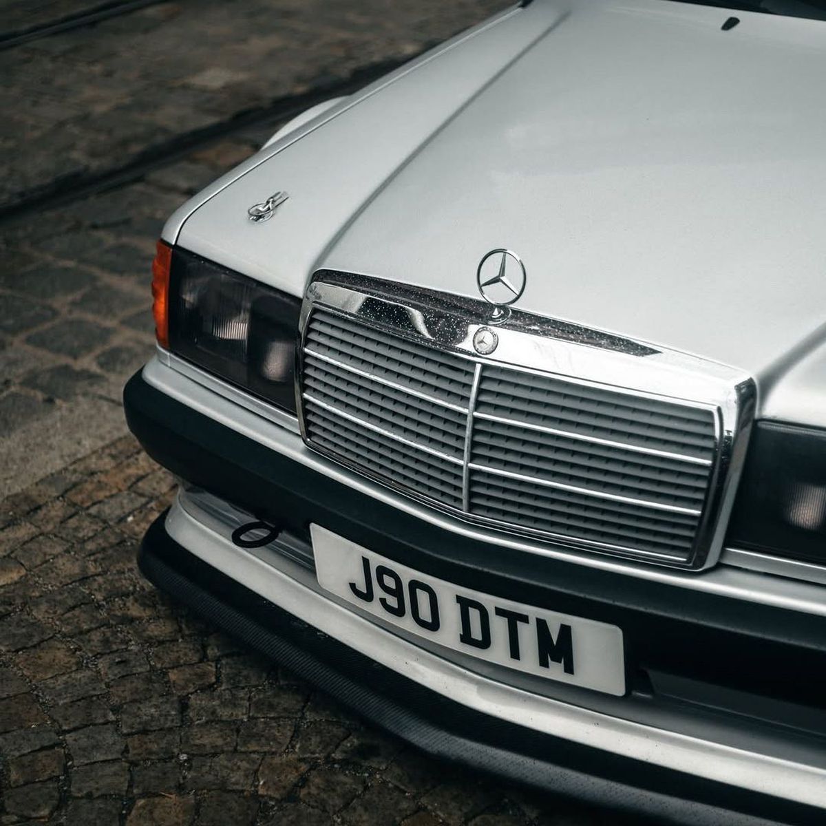 Un legendar Mercedes 190 al lui Ayrton Senna, scos la licitație