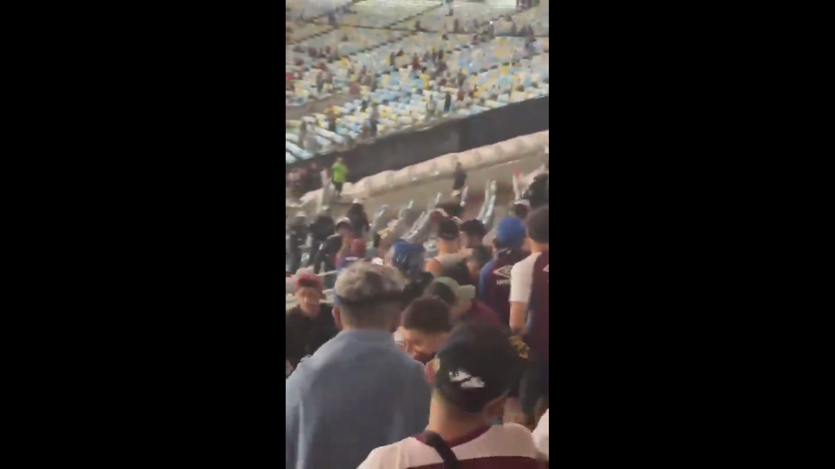 Scene înfiorătoare: bătaie generală în stadion! Suporteri căzuți, sufocați de gazele lacrimogene