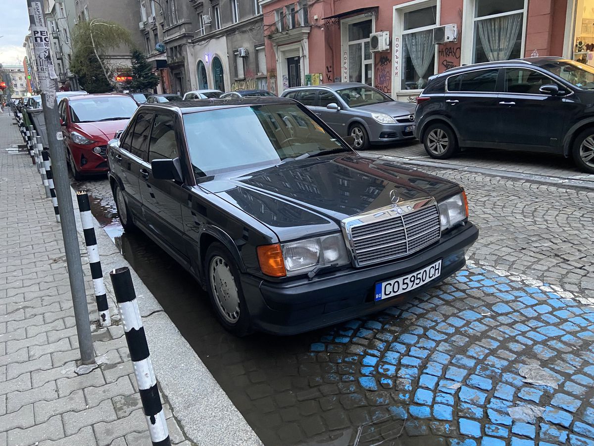Un legendar Mercedes 190 al lui Ayrton Senna, scos la licitație