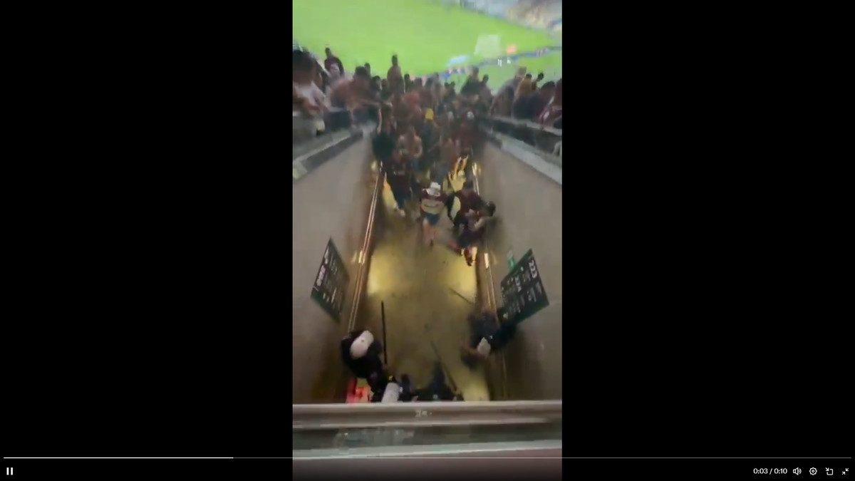 Scene înfiorătoare: bătaie generală în stadion! Suporteri căzuți, sufocați de gazele lacrimogene