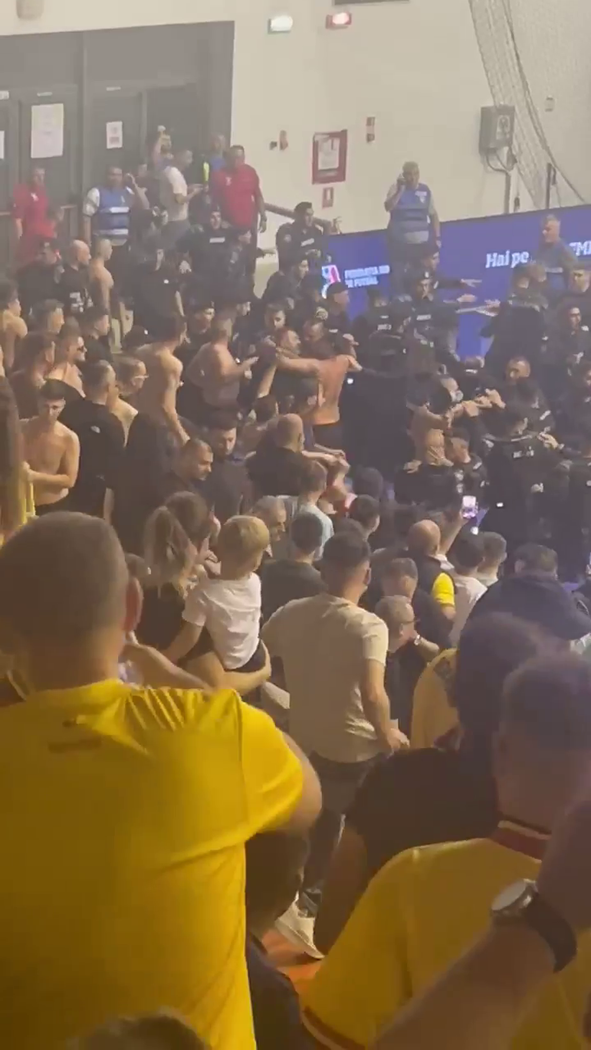 Presa maghiară a reacționat după incidentele de la România - Ungaria la futsal: „Fanii români nu s-au putut controla!”