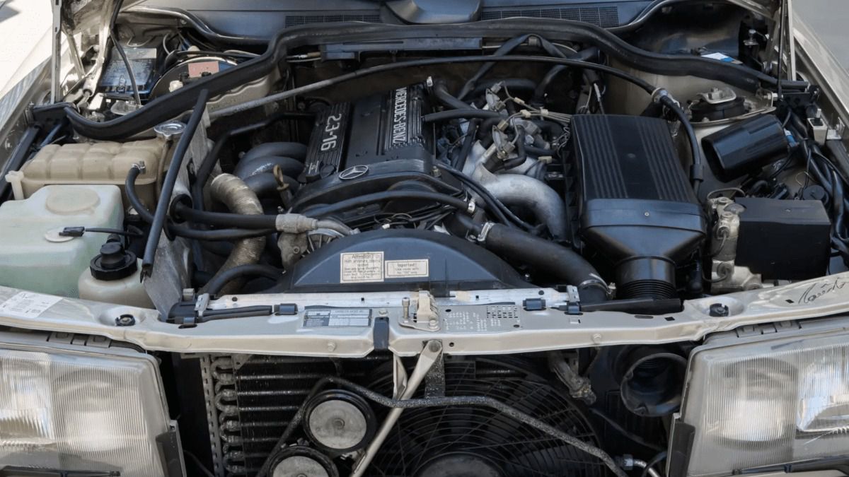 Un legendar Mercedes 190 al lui Ayrton Senna, scos la licitație