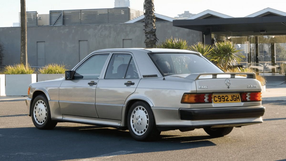 Un legendar Mercedes 190 al lui Ayrton Senna, scos la licitație