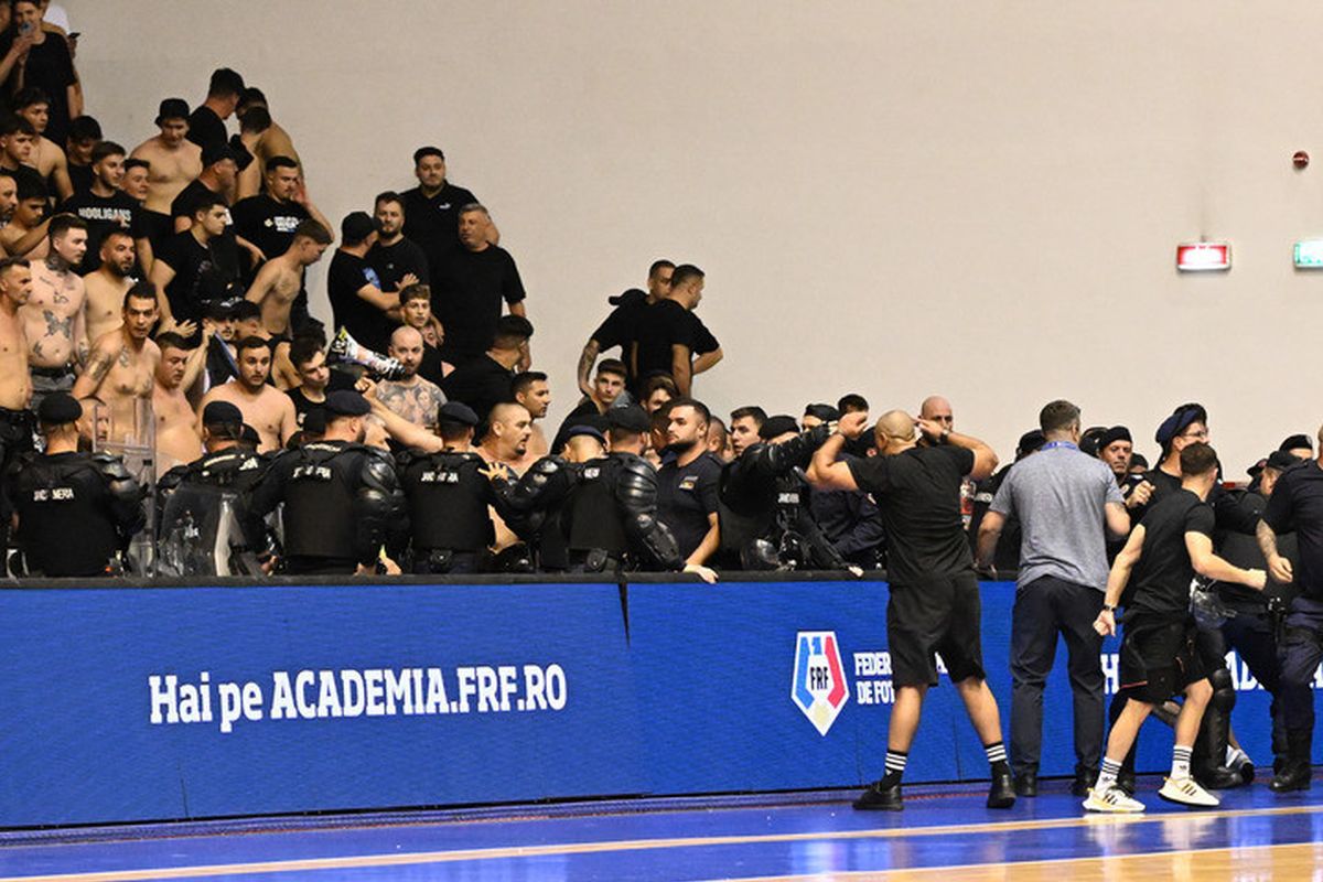 Incidente grave la România - Ungaria! Fanii români au intrat pe parchet și s-au bătut cu jandarmii » Calificarea la CE de futsal a fost decisă în ultimele două minute
