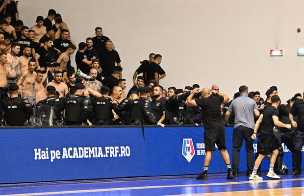 Incidente grave la România - Ungaria! Fanii români au intrat pe parchet și s-au bătut cu jandarmii » Calificarea la CE de futsal a fost decisă în ultimele două minute