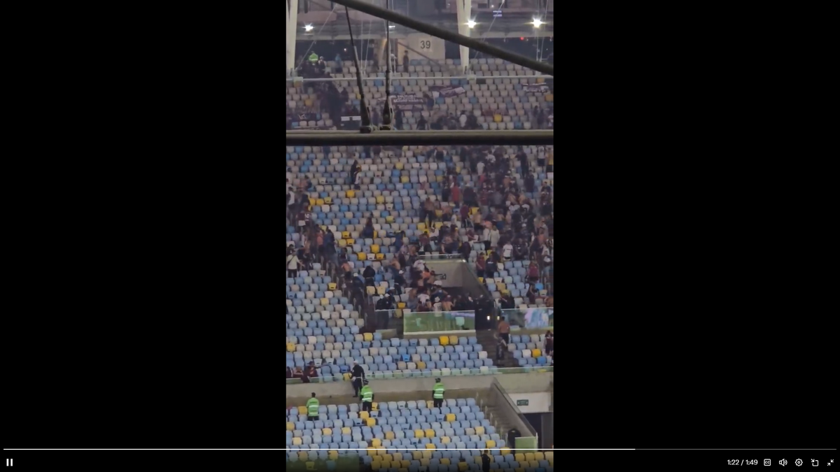 Scene înfiorătoare: bătaie generală în stadion! Suporteri căzuți, sufocați de gazele lacrimogene