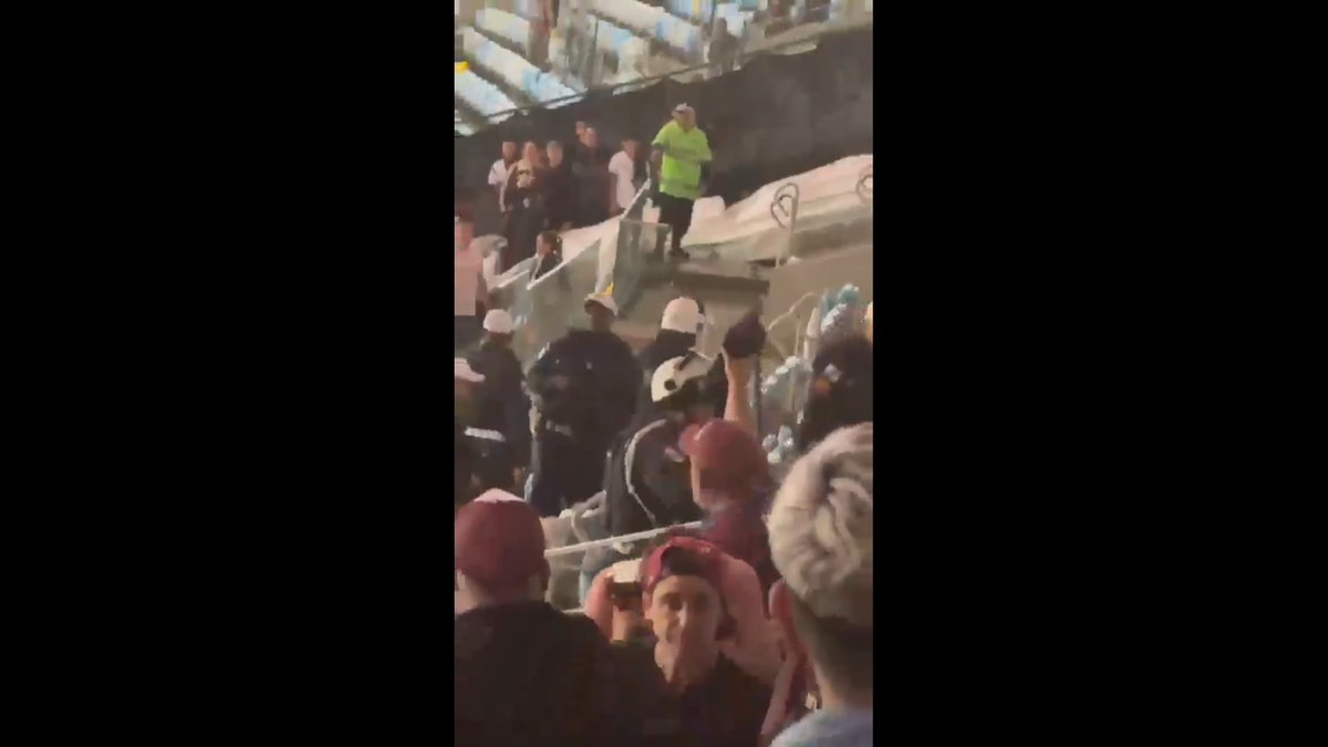 Scene înfiorătoare: bătaie generală în stadion! Suporteri căzuți, sufocați de gazele lacrimogene