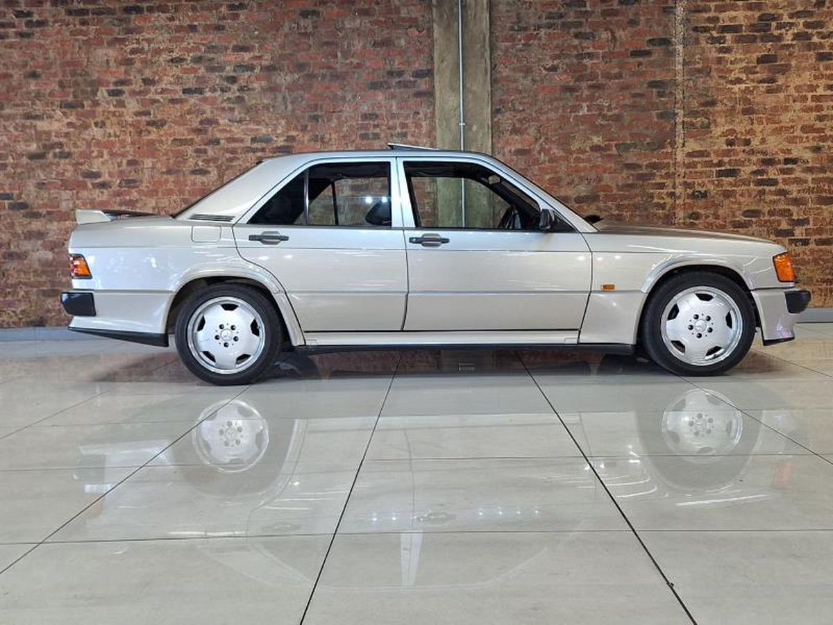 Un legendar Mercedes 190 al lui Ayrton Senna, scos la licitație