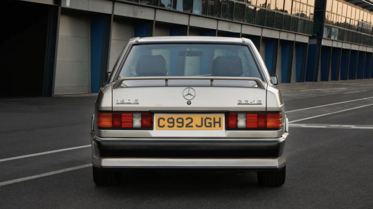 Un legendar Mercedes 190 al lui Ayrton Senna, scos la licitație