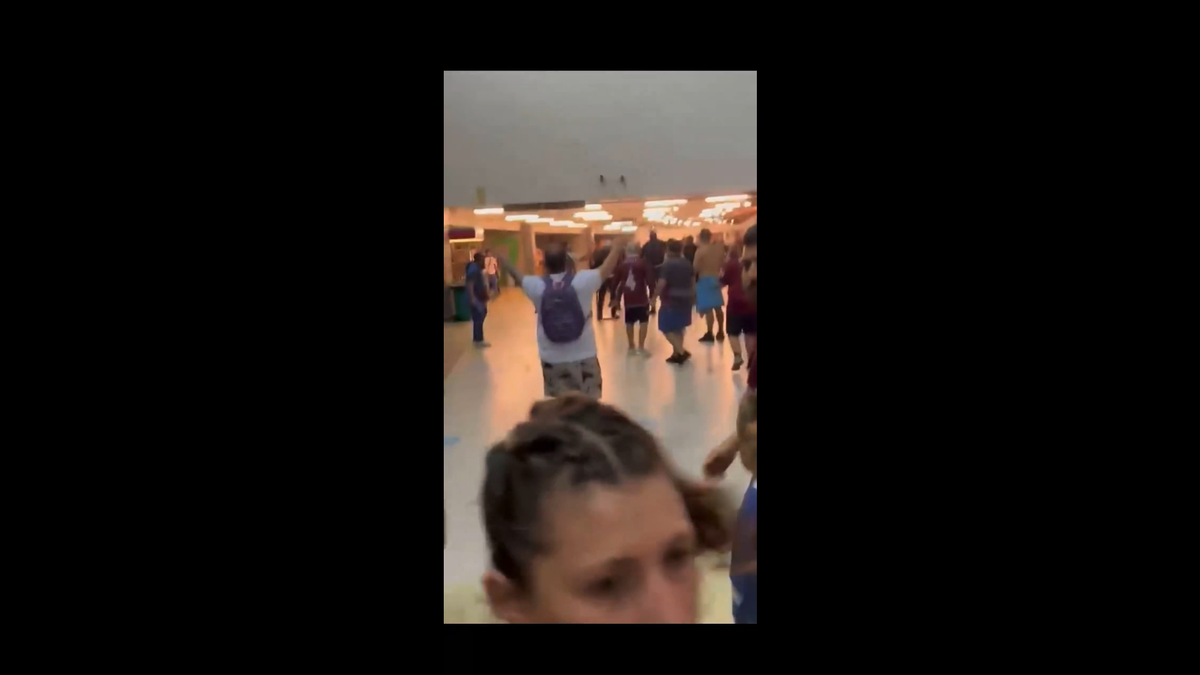 Scene înfiorătoare: bătaie generală în stadion! Suporteri căzuți, sufocați de gazele lacrimogene