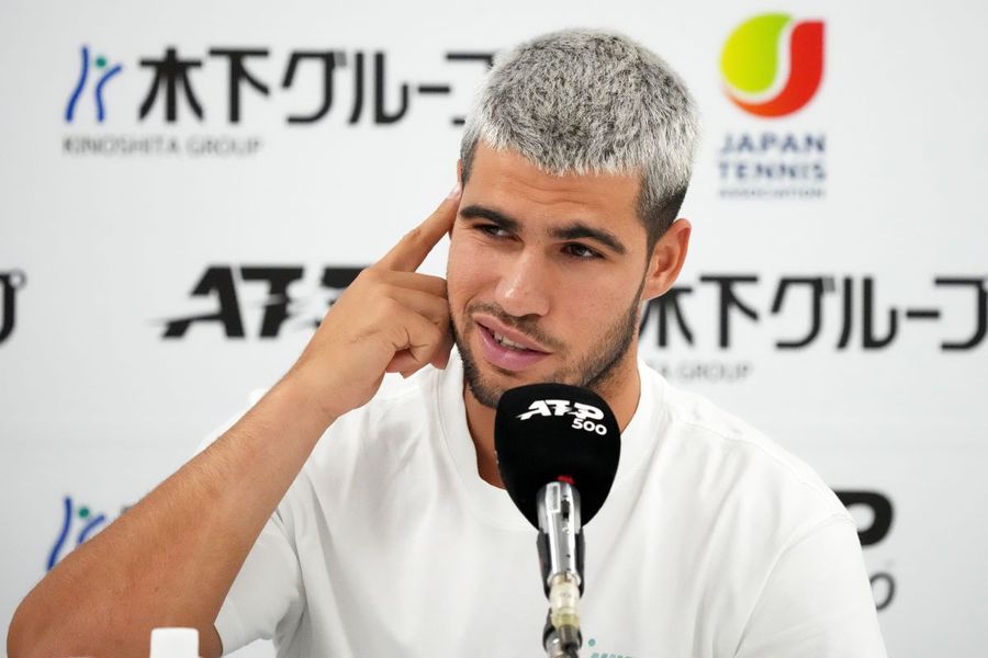 Carlos Alcaraz în conferința de presă de la Tokyo Foto: Guliver/GettyImages Jannik Sinner a pregătit schimbări pentru următoarele dueluri cu Carlos Alcaraz, spaniolul replică: „Este același lucru pe care l-am făcut și eu”