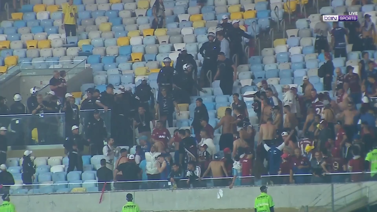 Bătaie între fanii lui Lanus și poliție