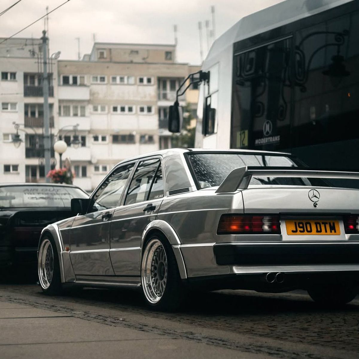 Un legendar Mercedes 190 al lui Ayrton Senna, scos la licitație