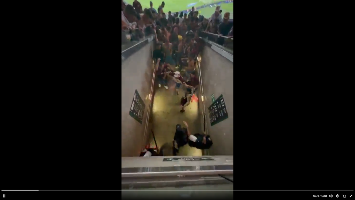 Scene înfiorătoare: bătaie generală în stadion! Suporteri căzuți, sufocați de gazele lacrimogene