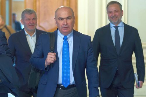 Valeriu Iftime (stânga), în spatele premierului Ilie Bolojan