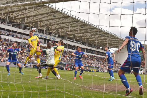 Bogdan Chipirliu, stânga, într-un duel din Liga 2. Foto: Imago Images