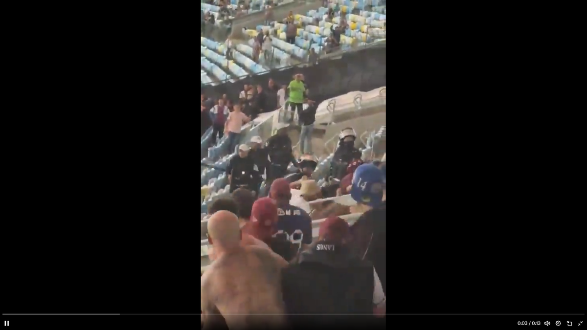 Scene înfiorătoare: bătaie generală în stadion! Suporteri căzuți, sufocați de gazele lacrimogene