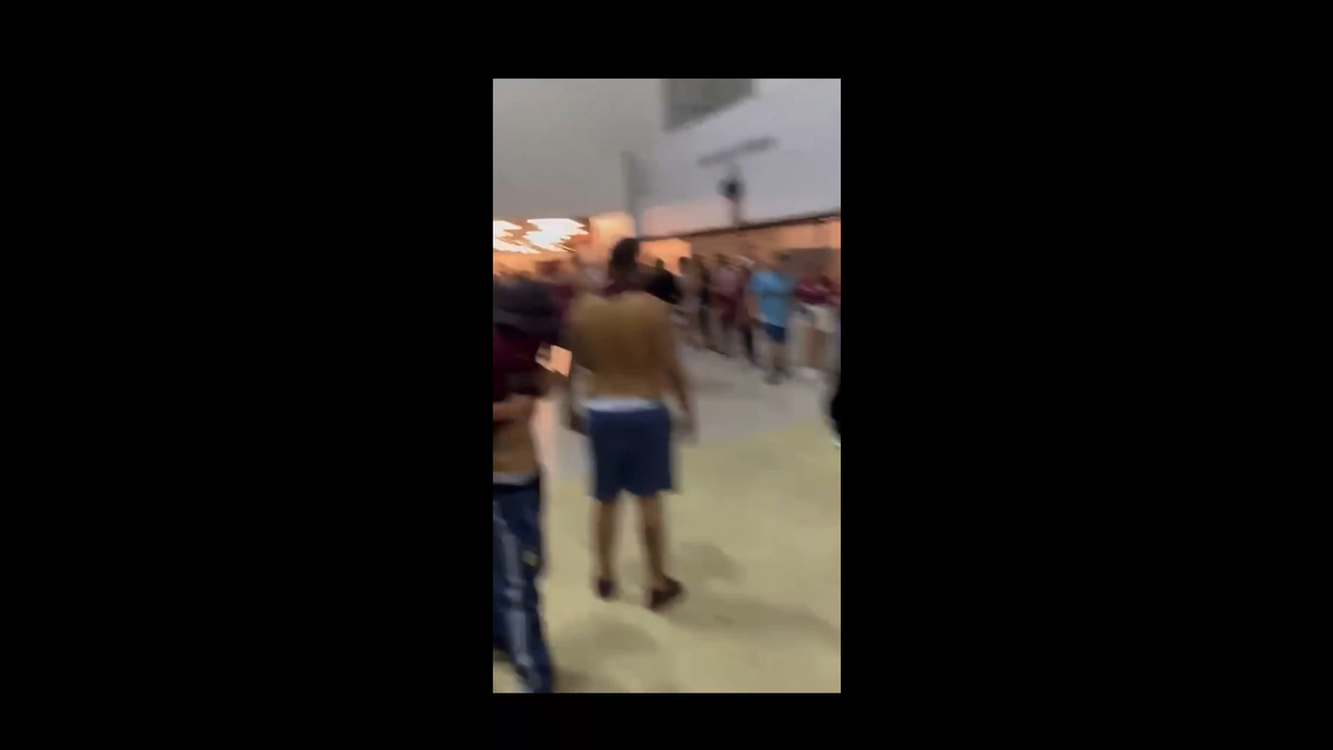 Scene înfiorătoare: bătaie generală în stadion! Suporteri căzuți, sufocați de gazele lacrimogene