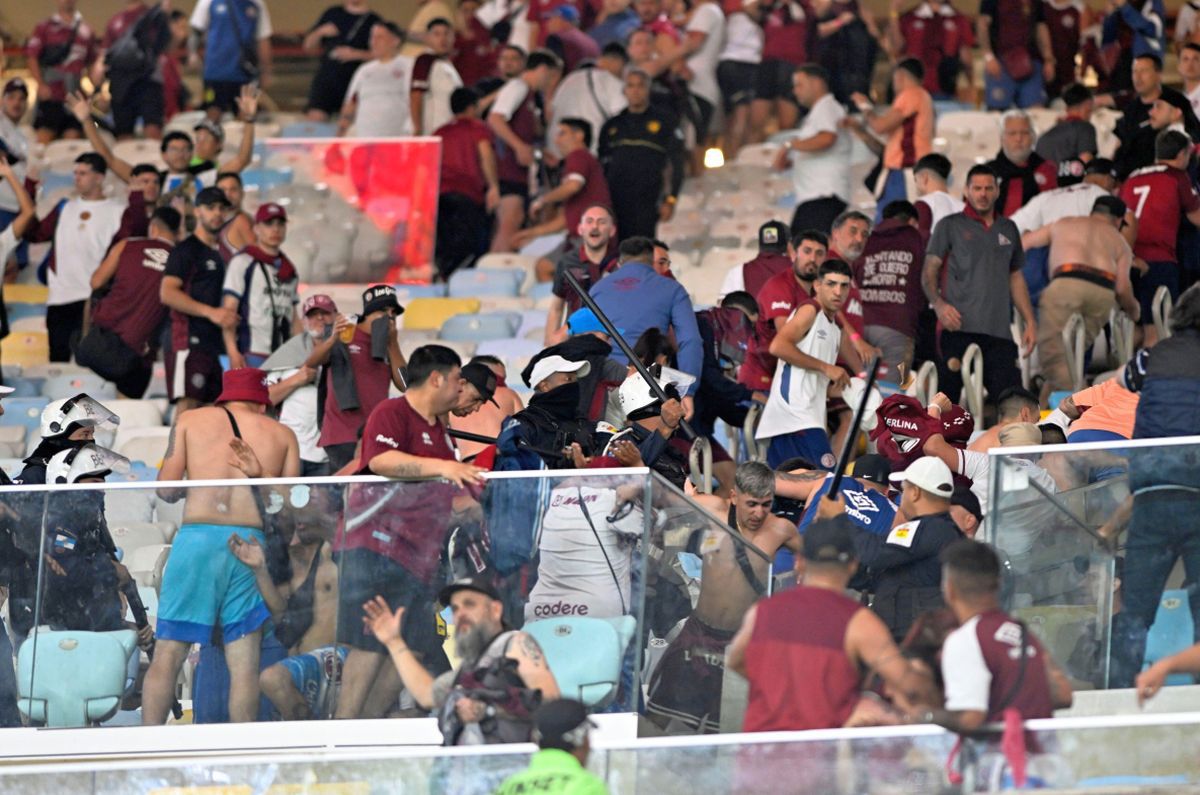 Scene înfiorătoare: bătaie generală în stadion! Suporteri căzuți, sufocați de gazele lacrimogene