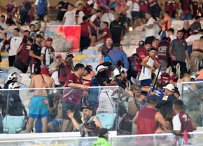 Scene înfiorătoare: bătaie generală în stadion! Suporteri căzuți, sufocați de gazele lacrimogene