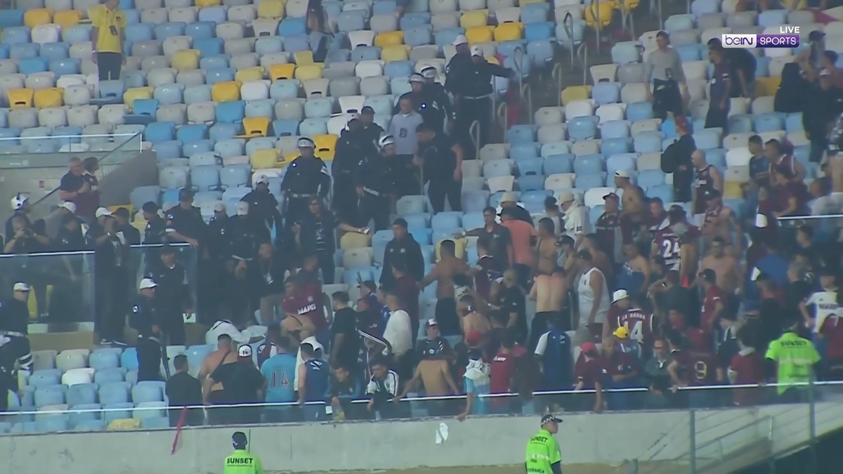 Scene înfiorătoare: bătaie generală în stadion! Suporteri căzuți, sufocați de gazele lacrimogene