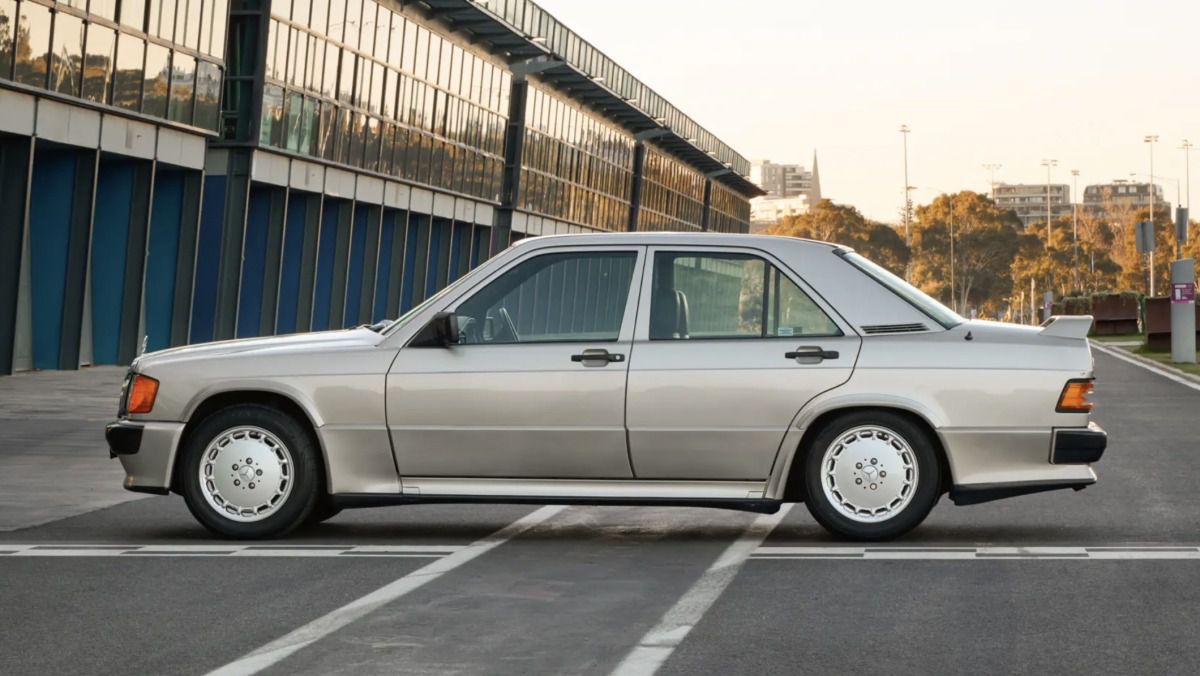 Un legendar Mercedes 190 al lui Ayrton Senna, scos la licitație