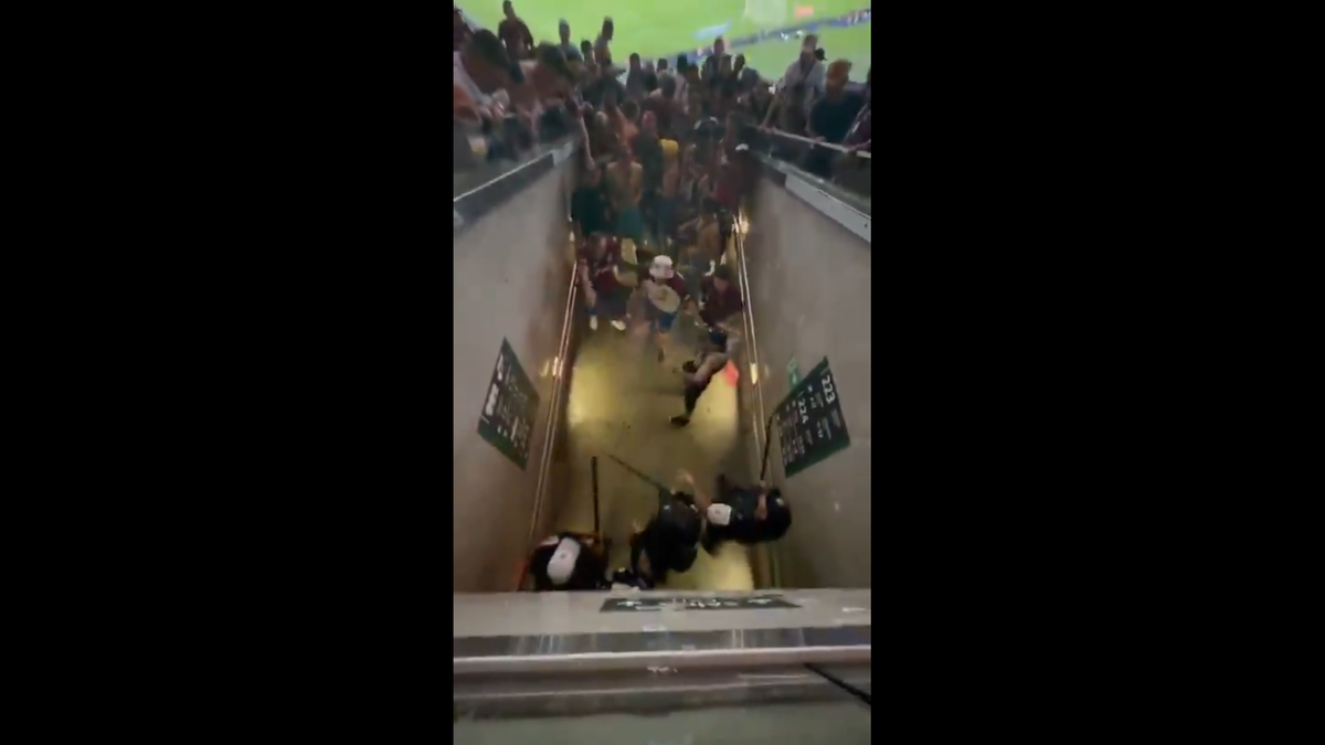 Scene înfiorătoare: bătaie generală în stadion! Suporteri căzuți, sufocați de gazele lacrimogene