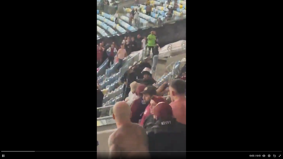 Scene înfiorătoare: bătaie generală în stadion! Suporteri căzuți, sufocați de gazele lacrimogene