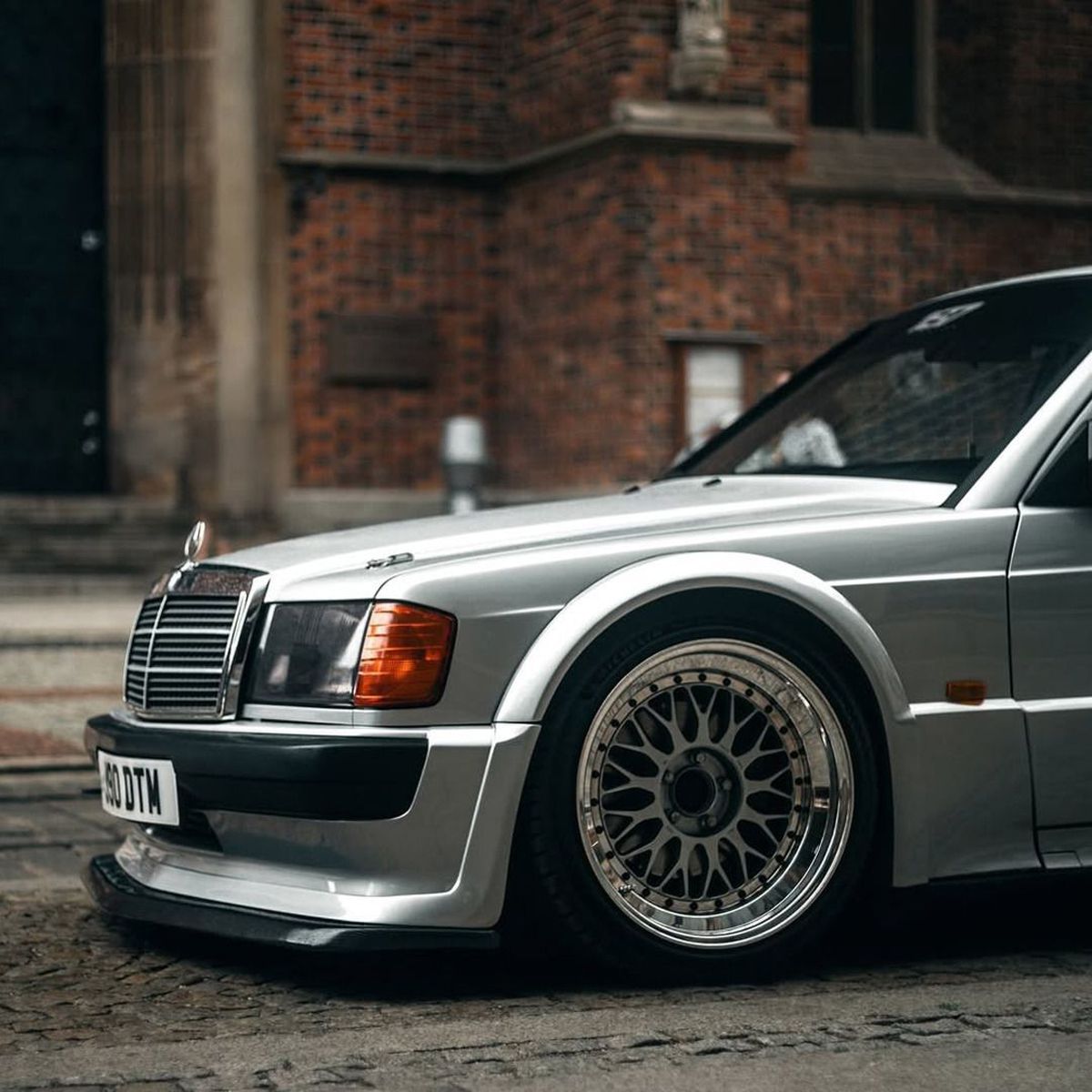 Un legendar Mercedes 190 al lui Ayrton Senna, scos la licitație