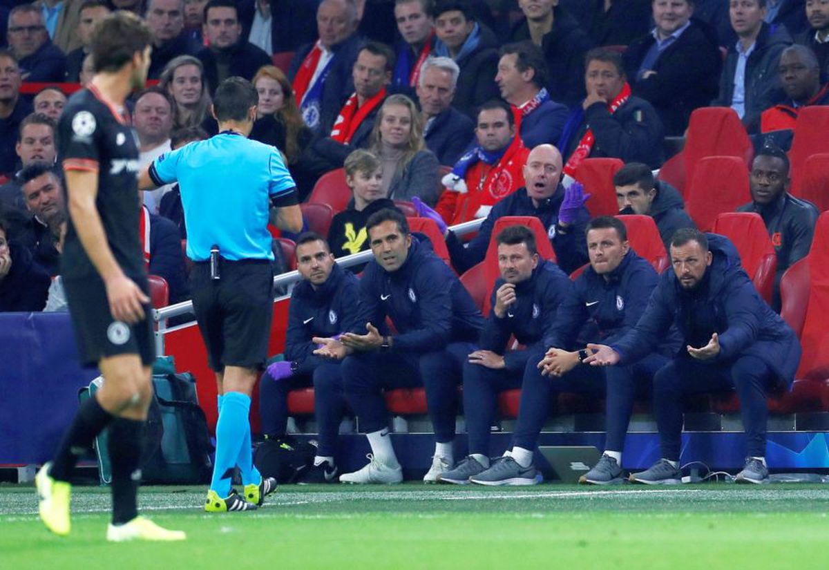 AJAX - CHELSEA 0-1 // VIDEO Ovidiu Hațegan i-a pus la punct pe oamenii lui Frank Lampard » I-a cerut să se ridice de pe bancă pentru a-i da cartonașul galben