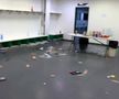 FOTO Rușinos! Cum au lăsat jucătorii Barcelonei vestiarul din Cehia: hârtii, mâncare și sticle aruncate pe jos
