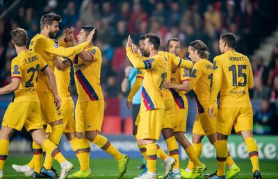 FOTO Rușinos! Cum au lăsat jucătorii Barcelonei vestiarul din Cehia: hârtii, mâncare și sticle aruncate pe jos