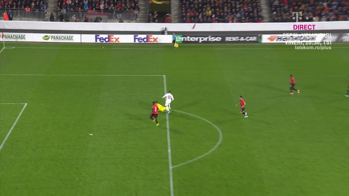 RENNES - CFR CLUJ // GALERIE FOTO Trebuia CFR Cluj să primească penalty? Portarul lui Rennes a primit ROȘU după ce l-a faultat pe Lacina Traore, la marginea careului de 16 metri