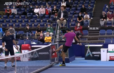 VIDEO Criză de nervi la Antwerp! Jucătorul și-a ieșit din minți și a început să lovească fileul și scaunul arbitrului!