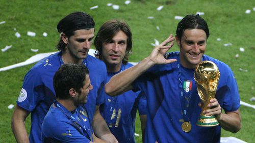 Luca Toni (jucătorul care ține trofeul în mână)