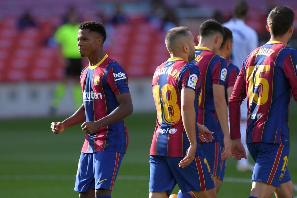 Scandal în Spania! Ce i-a spus asistentul centralului din El Clasico, înainte de penalty-ul dictat împotriva Barcelonei